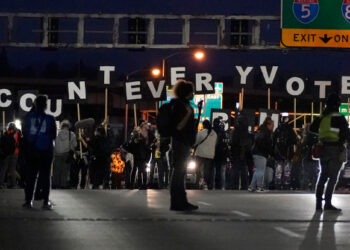 Nearly a dozen businesses and government properties vandalized in downtown Portland : police