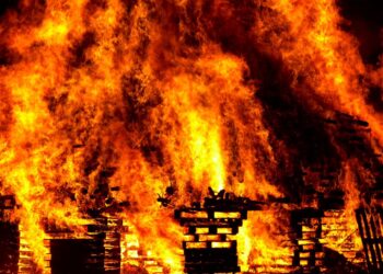 VIDEO: Fire Outbreak At Apongbon, Lagos Leaves Hundreds Stranded And Some Trapped!