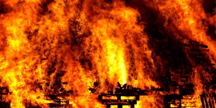 VIDEO: Fire Outbreak At Apongbon, Lagos Leaves Hundreds Stranded And Some Trapped!