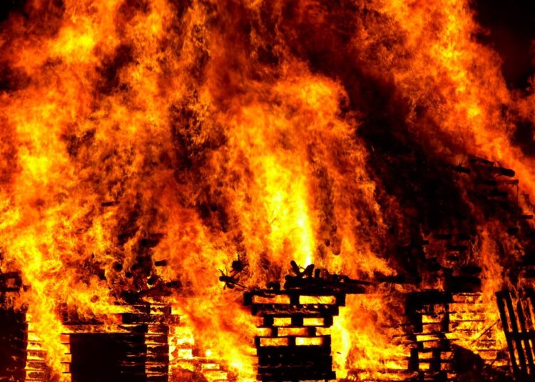 VIDEO: Fire Outbreak At Apongbon, Lagos Leaves Hundreds Stranded And Some Trapped!