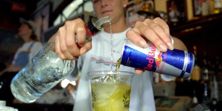 TGIF TIPS – 4 Reasons Why You Must Stop Mixing Alcohol And Energy Drinks To Make Cocktails