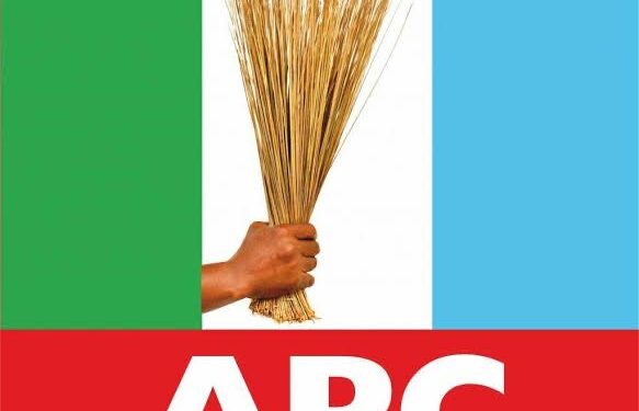 #OsunDecides2022: Big Warning As APC Agent Allegedly Seen Buying Votes With N5,000 Pass!